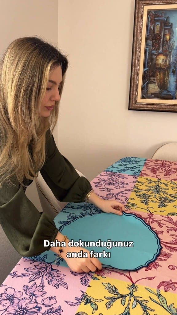 Masa örtüsü ve suplayı kendi evinde kullanarak gösteren içerik üreticisinin dikey UGC videosundan kare