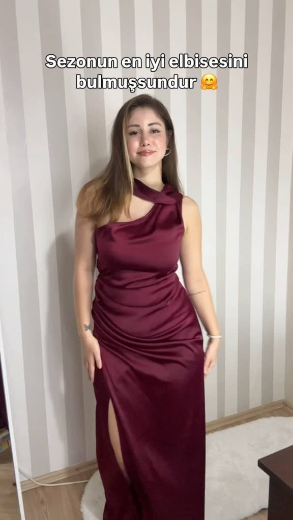 Ev ortamında bordo gece elbisesi üzerinde deneme UGC videosu